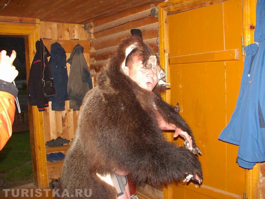 "Только в бане, вот досада, женский день-и то с  шести, банщик Мишка, если надо-может спинки поскрести)" 