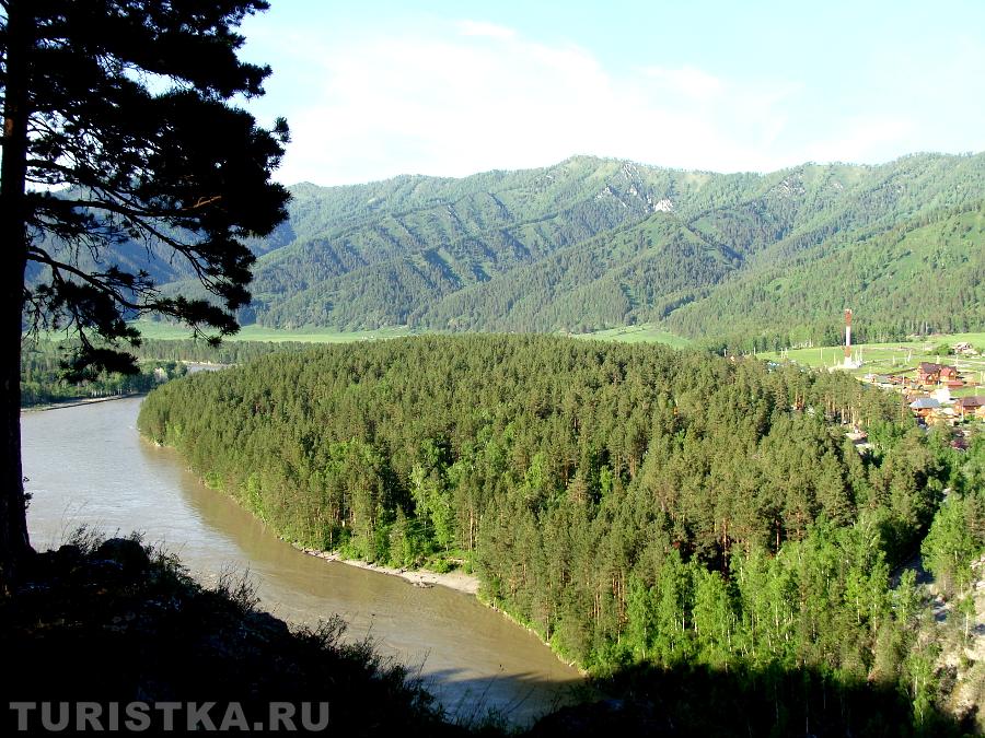 Вид с горы Менжелик на Катунь и село Катунь