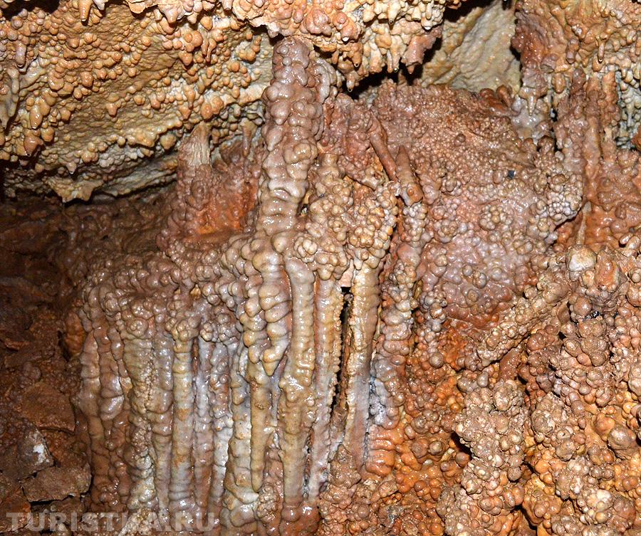 Натечки на стеных в гроте "Медуза"