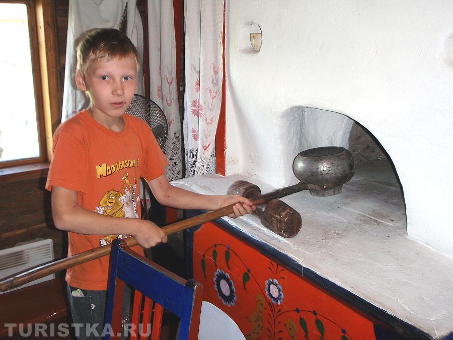 Интересное приспособление для закатывание чугунка в печь