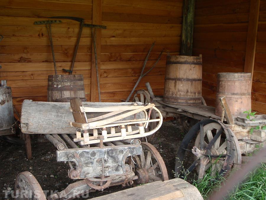 Старинная утварь во  дворе музея