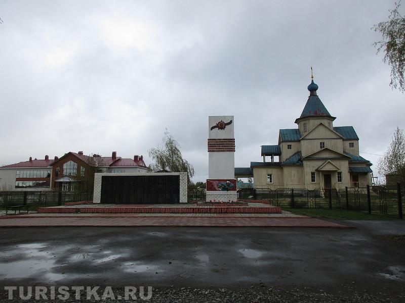 Вид на Музей Золотухина и Храм с ул. Советской