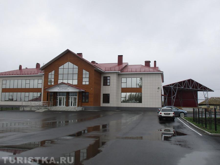 Музея Золотухина с летней сценой