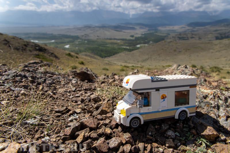 1. Игрушки тоже хотят на Алтай. (Между с. Акташ и с. Курай)