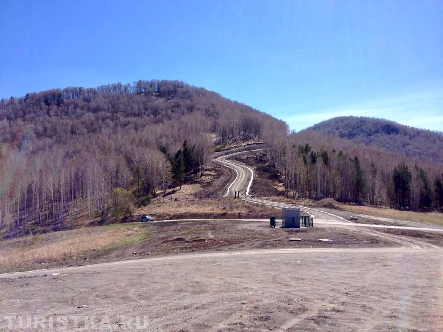 Парковка где люди оставляют машины.