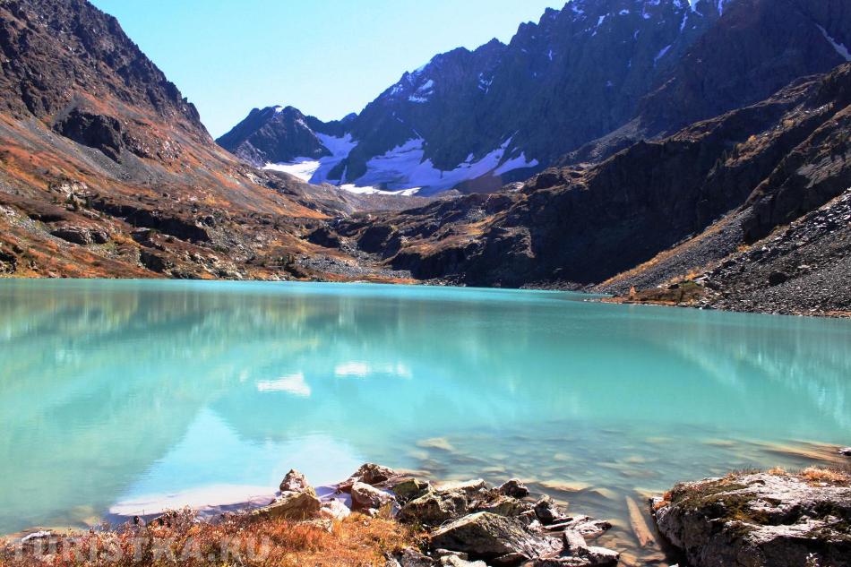 Озеро Куйгук с изумрудной водой : Горный Алтай
