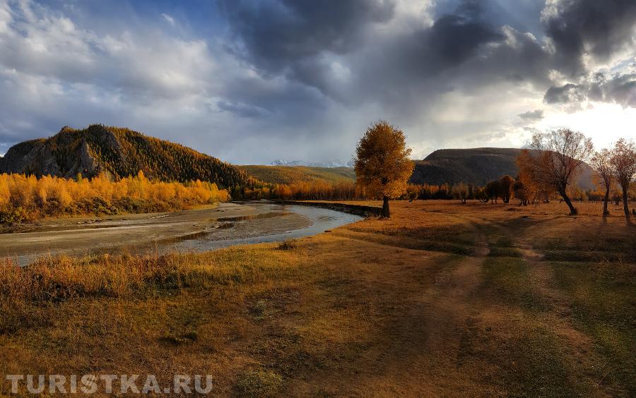Не доезжая с. Ку­рай на реке Чуя.