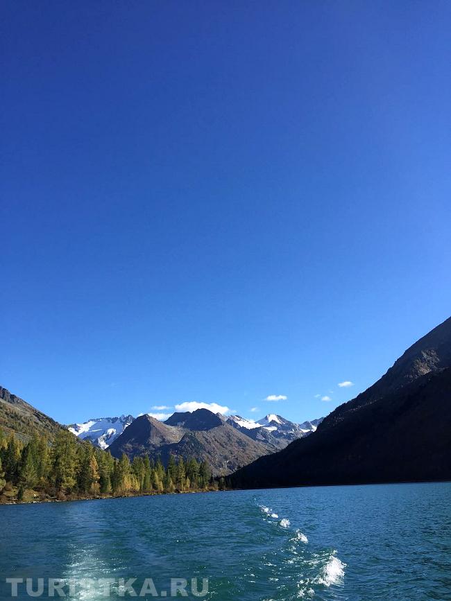 Среднее Мультинское озеро на катере : Горный Алтай