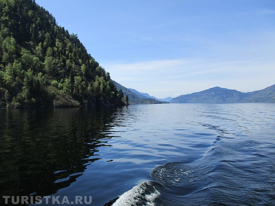 Телецкое озеро на пути к водопаду Корбу