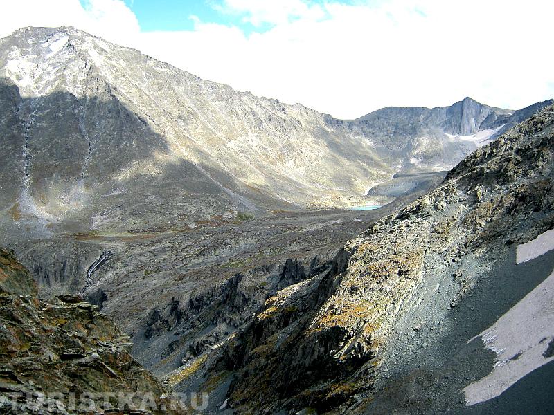 Верхнее озеро в долине Акчан, вид с перевала Куйгук