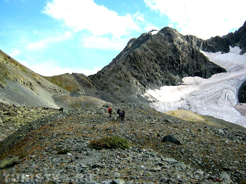 Спуск по морене с перевала в долину Куйгук