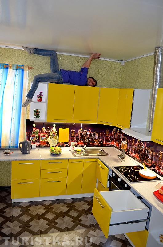 На кухне, после поворота фотографии