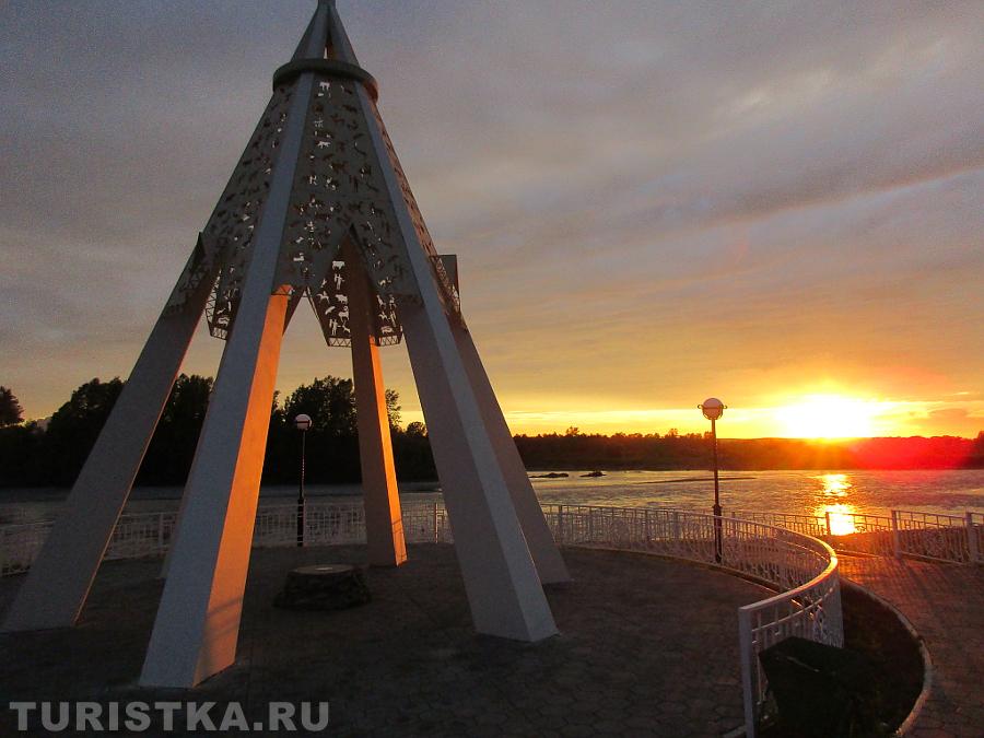 Рядом со скульптурой Пилигрима