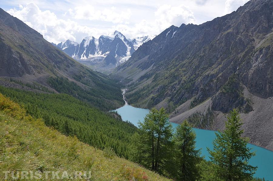 Вид на Шавлинское озеро при подъеме на Пирамиду