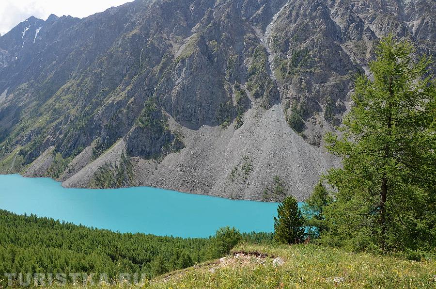 Вид на Шавлинское озеро с подъема на Пирамиду