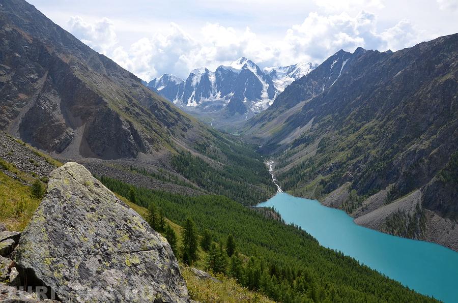 Вид на Шавлинские озера и горы Сказка, Мечта, Красавица с подъема на Пирамиду