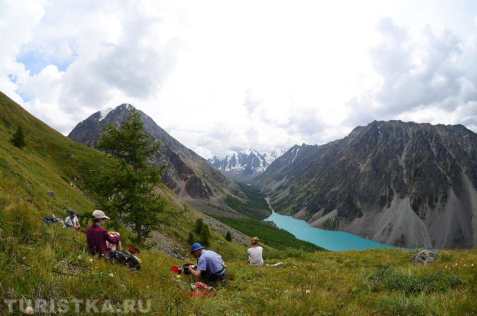 Вид на Шавлинские озера и горы Сказка, Мечта, Красавица с подъема на Пирамиду
