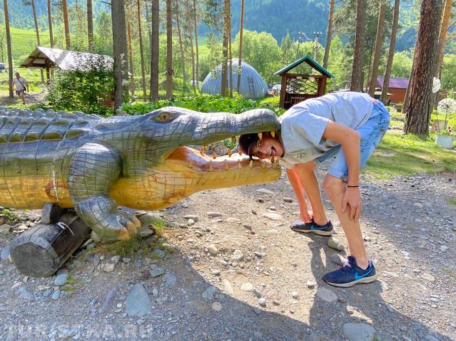  "Слушай, ты совсем нервный стал. Тебе успокоить надо! Может тебе съездить куда-нибудь? -В челюсть, например! "