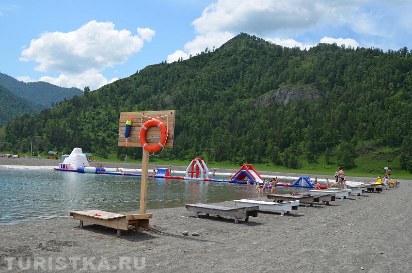 Надувной мост на озере