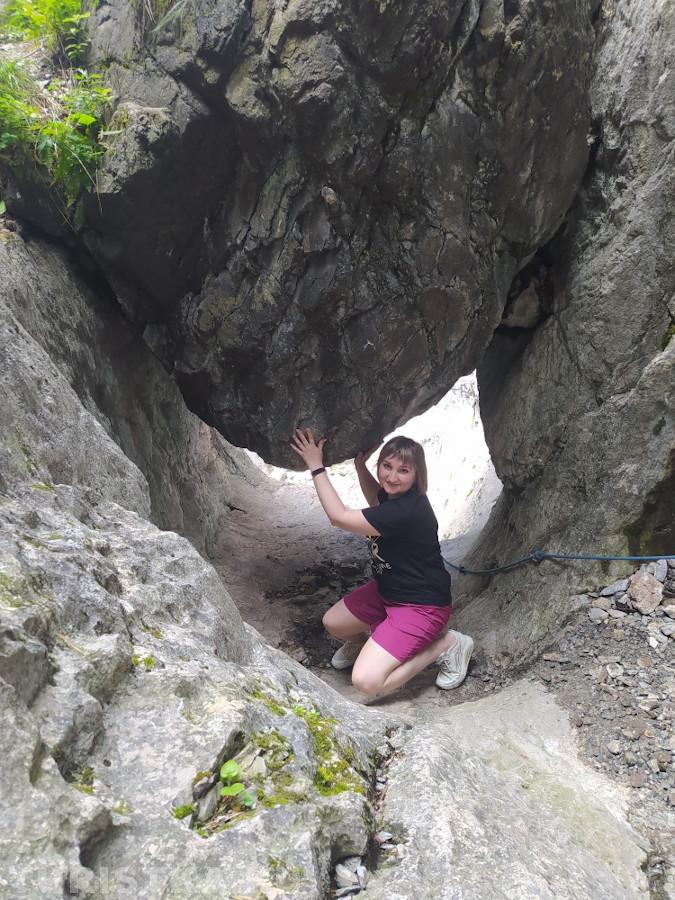 2. "Хватит фотографировать, проползай пока держу". Водопад Че-Чкыш камень Баатыр-Таш.