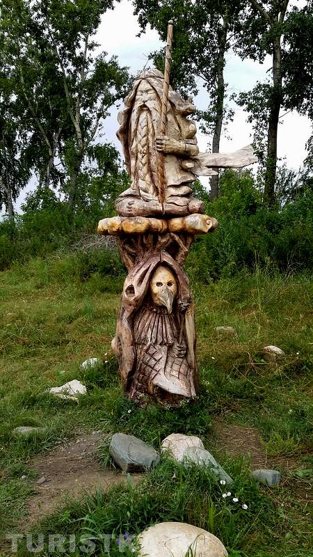 Деревянные скульптуры в Полеводке