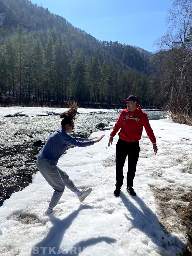 2. "Нас болтает на Алтае!" Рядом с Форелевым озером Чемальский район.