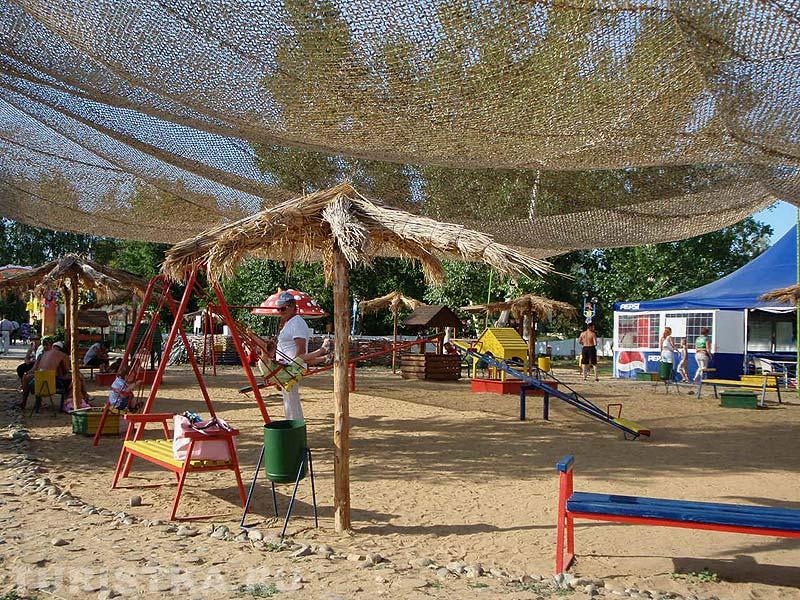 В детском игровом центре Остров