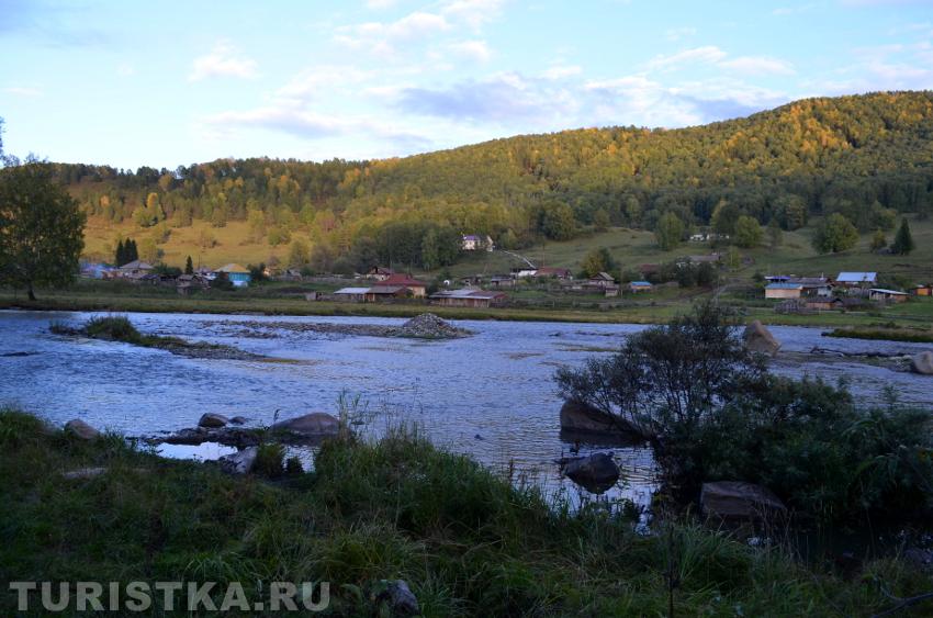 Село возле реки