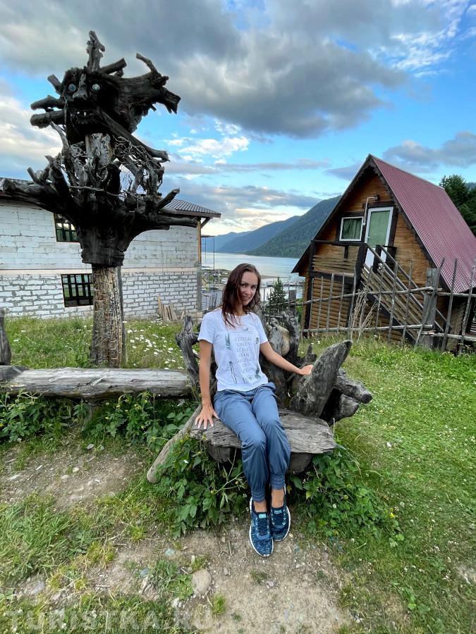 1. "Там чудеса: там леший бродит,  Русалка на скамьях сидит;  Там на изъезженных дорожках  Следы невиданных колес,  Избушка там без курьих ножек Стоит и ждет своих гостей!" Телецкое озеро.