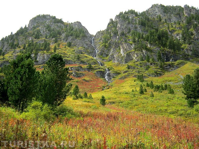 Вверх по реке Акчан, водопад стекающий к реке