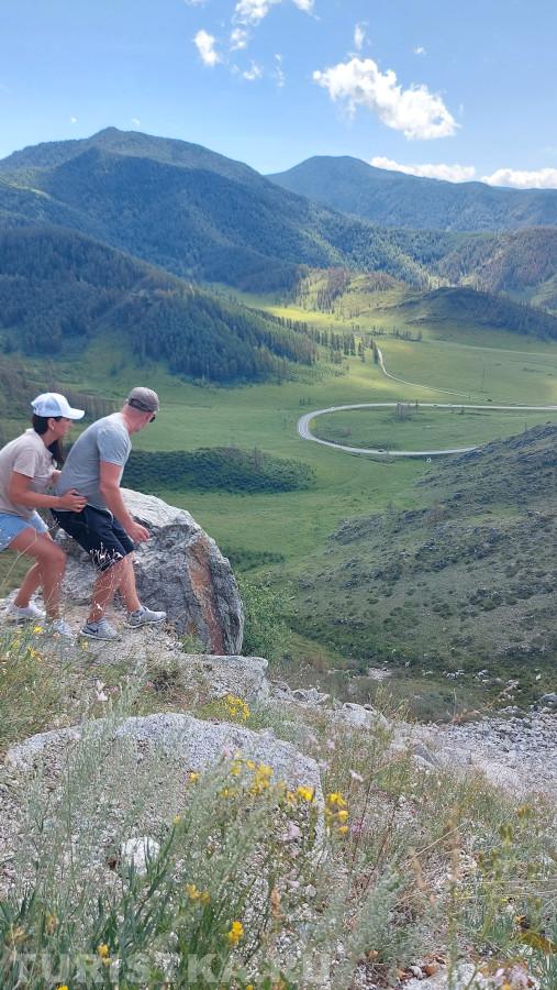 1. "Дорогой, сейчас ещё одну фоточку на этом камне, и можем расслабиться." 