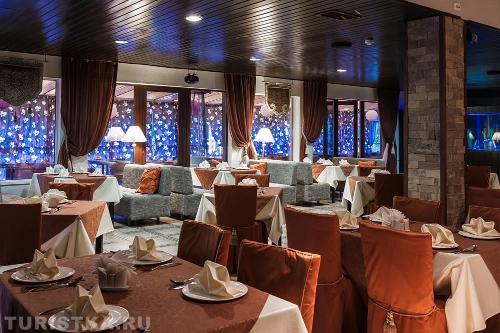 Ресторан "Грааль" в парк-отеле Ая. 