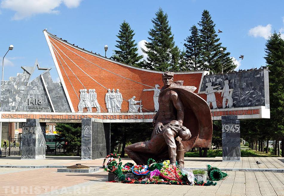 Монумент на привокзальной площади