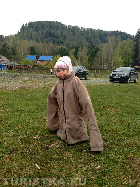 "Родители сэкономили, купили одежду на вырост" Рухлинская Е. озеро Телецкое.