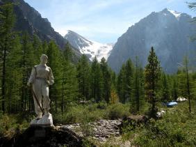 Памятник Галине Афанасьевой и всем погибшим альпинистам