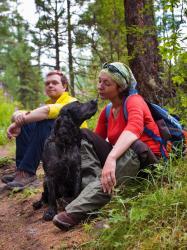 Туристка.Ру : Фотоконкурс СМЕХОТУРИКИ 2024 : По дороге на Актру : «А может мы больше не пойдем в горы?! Лапки устали и кушать хочется!»