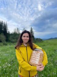 Алтай : Фотоконкурс : Смехотурики 2025 : Правильный туризм: уйти подальше, взять побольше. Приступаем к пункту плана все съесть Поляна у р. Сема