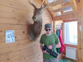 Алтай : Фотоконкурс : Смехотурики 2025 : Я выбираю фотоохоту, и олень на стене со мной бы согласился, с. Иогач 