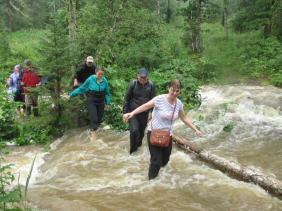 Алтай : Фотоконкурс : Смехотурики 2025 : Решили сэкономить на мосте.. По дороге на Каракольские озера