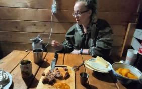 Алтай : Фотоконкурс : Смехотурики 2025 : Кот-абориген требует продолжения банкета! Пройдёмте в номера! Кордон Кур-Кечу