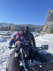 Алтай : Фотоконкурс : Смехотурики 2025 : Сяду на пенек, съем пирожок! Катунь, с. Манжерок