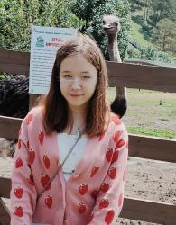 2. Говорят одно и то же: я на страуса похожа. Где же сходство тут, друзья? Слева  -- страус, справа -- я. с. Узнезя, Лохматая ферма