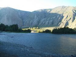 Турбазы в Горном Алтае : Базы на перевале Кату-Ярык  : База отдыха «Куркуре» : Река Чулышман около базы