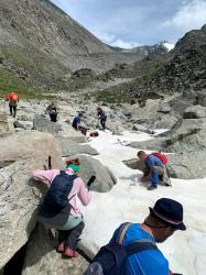 2. Это люди с Урала, которые давно не видели снег... Путь к Озеру Горных Духов на Белухе.