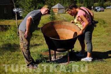 Сколько туриста не корми, а он всё равно в котелок смотрит Место:т/б Мены, Алтай.