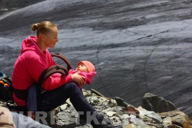 Глубокий сон альпинисток в Актру Место: Голубое озеро Актру, Алтай.