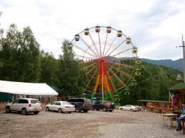 Горный Алтай : Чемальская ГЭС : Колесо обозрения в парке развлечений на ГЭС