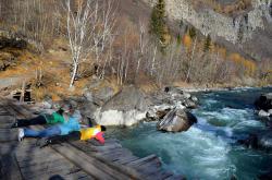 Горный Алтай : Золотая осень на Алтае : Мост в начале порога Бегемот на Чуе