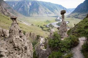 Каменные Грибы в долине реки Чулышман, Алтай. 