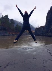 Фотоконкурс Смехотурики 2019 : Автор KatZet. Чемальский район, Алтай : «Предупреждали же, что выше гор могут быть только горы... Нет! Надо было спорить, что смогу перепрыгнуть...»